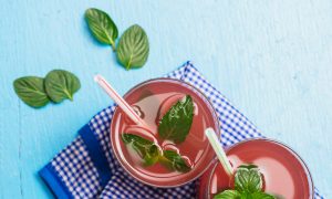 Nápoj ružové rebarborové mojito
