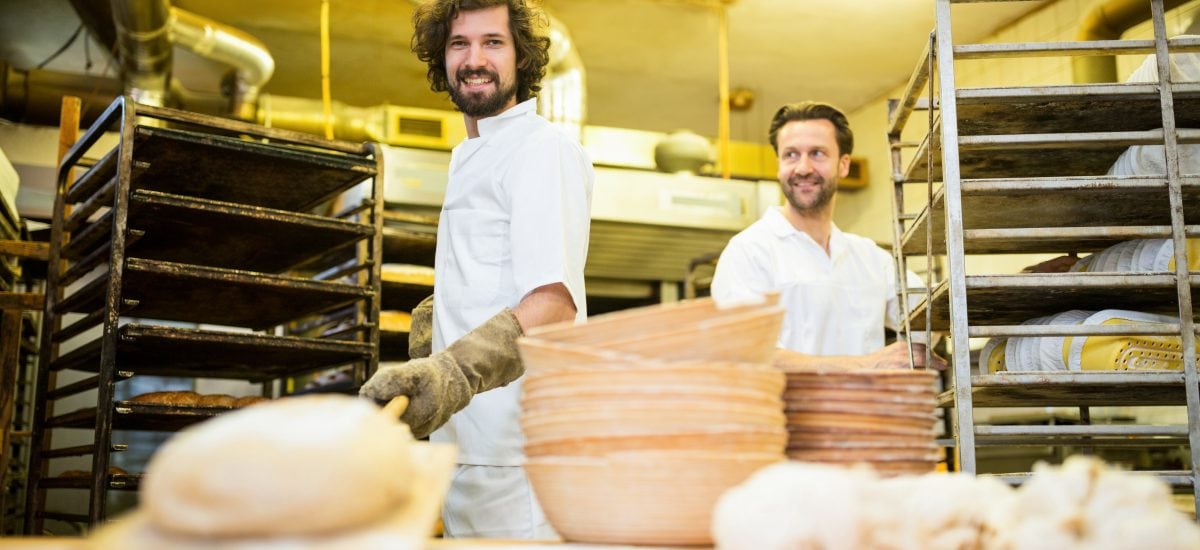 muži pracujúci v pekárni