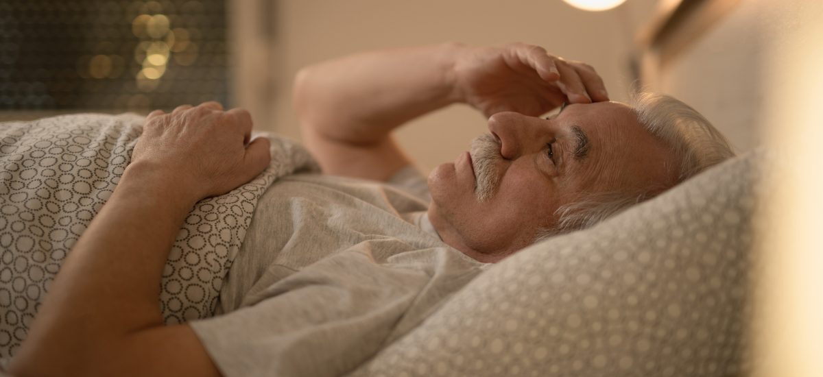 starší muž trpí nespavosťou