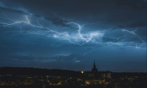 blesky na tmavej oblohe a zdravotné komplikácie pri búrke