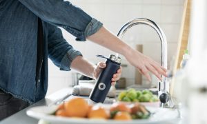 dodržiavanie pitného režimu v horúčavách a dopĺňanie čistej vody do fľaše