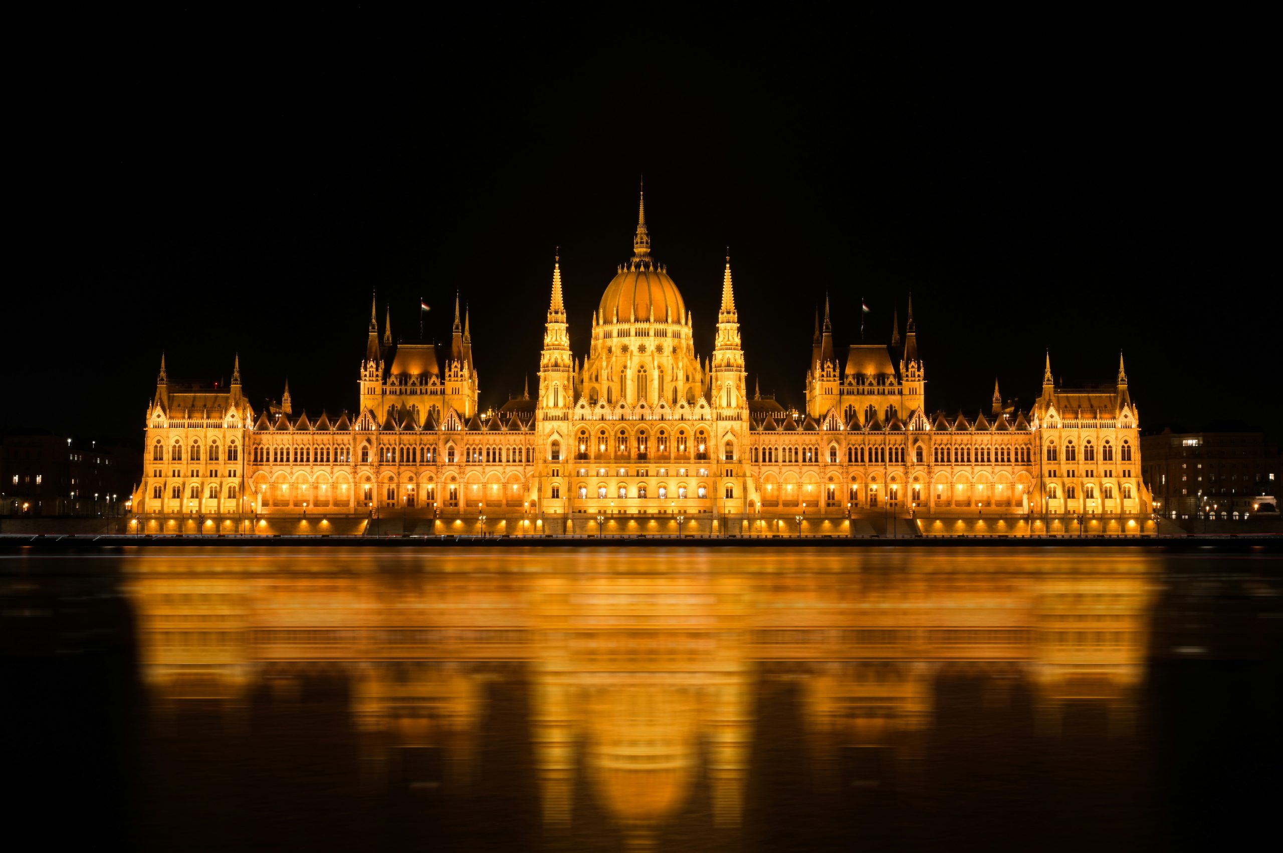 Nočný pohľad na maďarský parlament