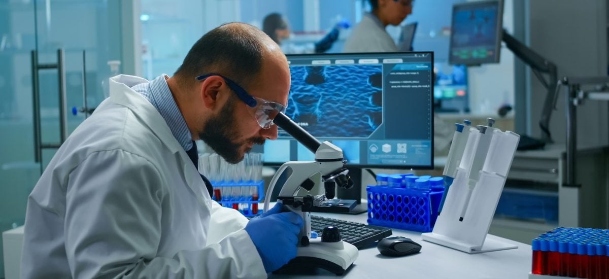 práca a objav českých vedcov v laboratóriu