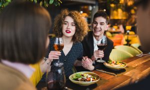 gastro vtipy zabávajú skupinu priateľov