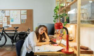 žena pri počítači a sedavá práca