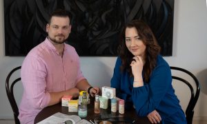 Ing. Martina Dudová, PhD. – vyštudovaná chemička, milovníčka krásnych vôní a zakladateľka značiek KVITOK®, prémiového radu SOLUTION by KVITOK® a voňavej kolekcie SENSES by KVITOK®. S manželom Matúšom, ktorý je obchodným riaditeľom Kvitok tvoria skvelý tím.