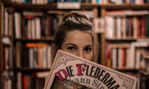 žena s hudobnou platňou a príbehom dievča z neapola