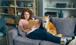 mladá žena číta príbeh Továrnikova vila