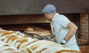 pekár v pekárni pečie kvalitné slovenské pečivo