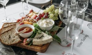 tatarák zo syrčekov a slané pohostenie na stole