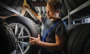Automechanik mení pneumatiky