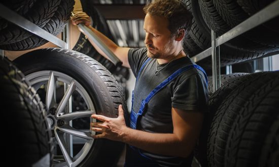 Automechanik mení pneumatiky