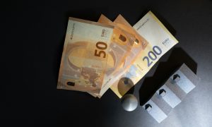 peniaze ušetrené za kúrenie položené na stole