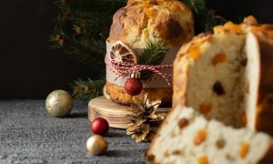 upečený koláč panettone