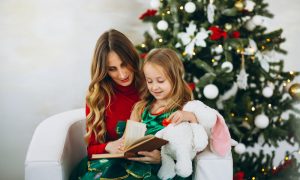 mama a dcérka spolu čítajú detské vianočné knihy