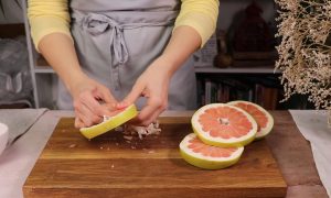 krájanie ovocia na doske a použitie tipu, s ktorým olúpete pomelo jednoducho
