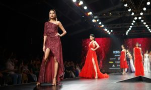 utajený osud modelky predvádzajúcej šaty na móle