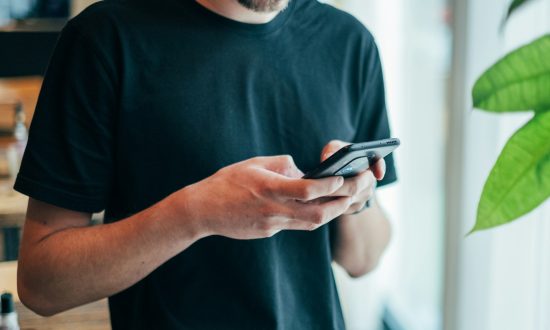 muž sa snaží dať si pauzu od smartfónu