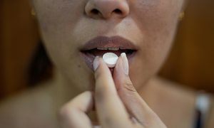 žena užíva všetky antibiotiká pri liečbe