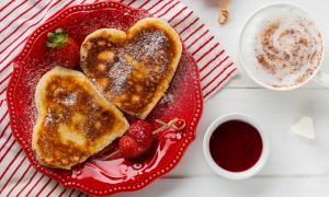 neobyčajné palacinky s ricottou v tvare srdca na tanieri