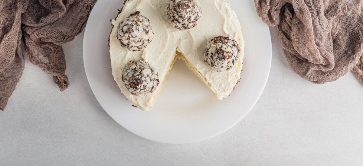 ozdobená biela sacher torta na podnose