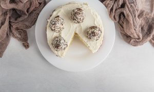 ozdobená biela sacher torta na podnose