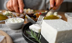 domáci balkánsky syr na tanieri