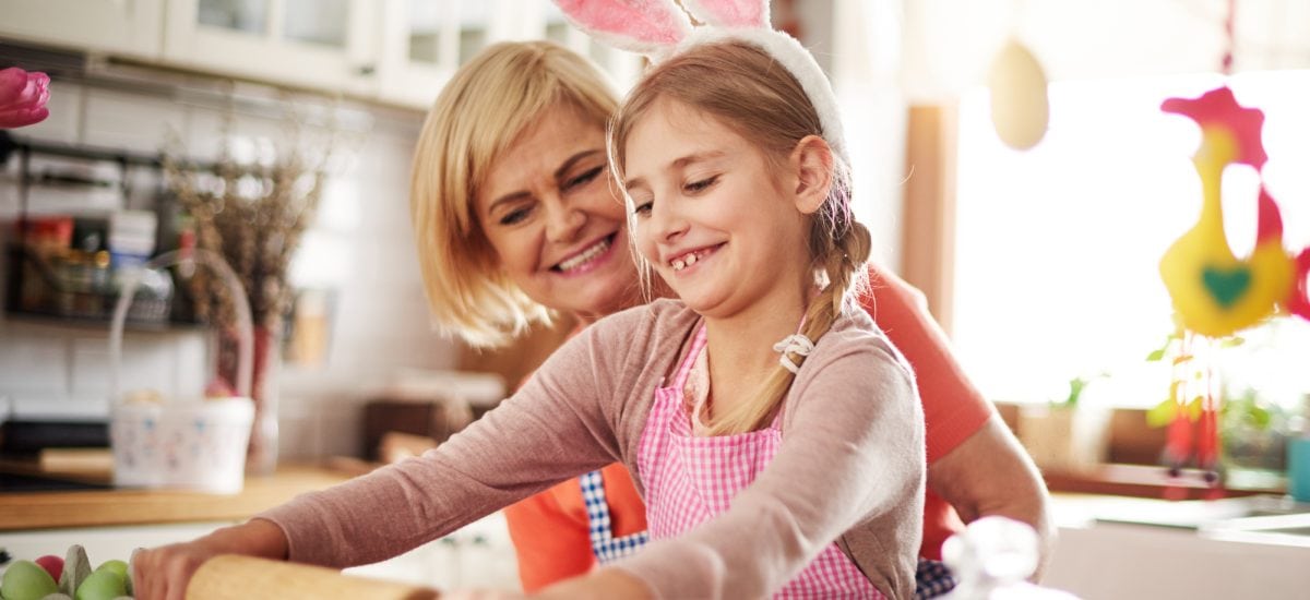 stará mama a vnučka sa chystajú na veľkonočné pečenie