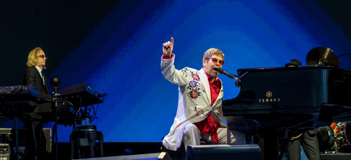 Elton John počas koncertu