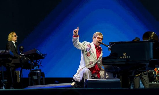 Elton John počas koncertu