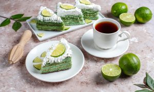 naservírovaný matcha koláč