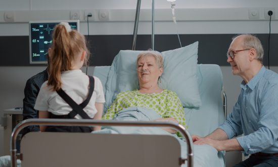 staršia žena sa zotavuje po operácii v nemocnici