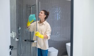 žena upratuje, aby nebola kúpeľňa špinavá
