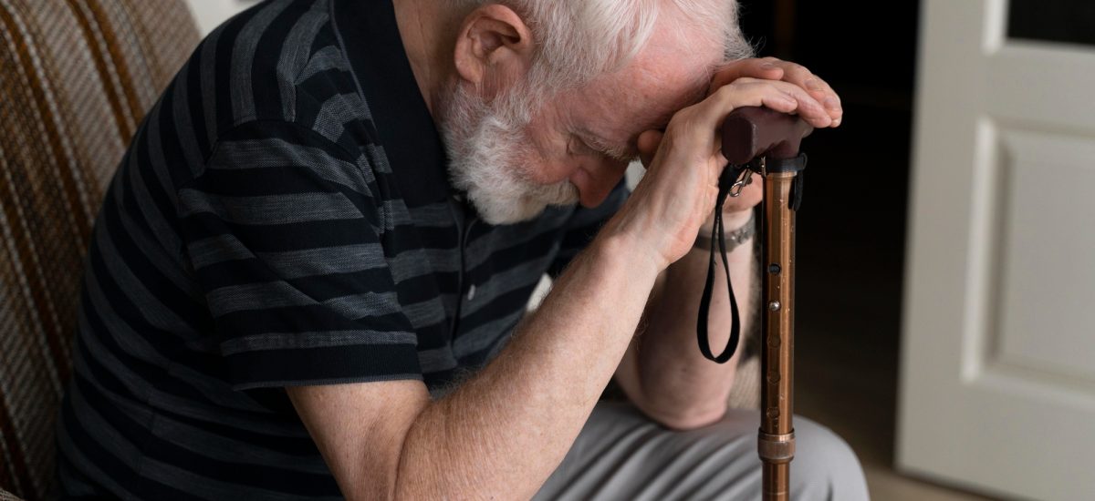 unavený muž senior, ktorého trápi srdcové zlyhávanie
