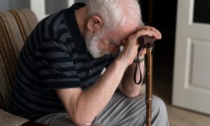 unavený muž senior, ktorého trápi srdcové zlyhávanie