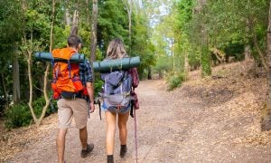 pár ľudí sa pripravil bezpečne na turistiku