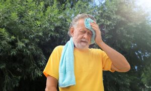 senior s uterákom okolo krku ako riziková osoba letných horúčav