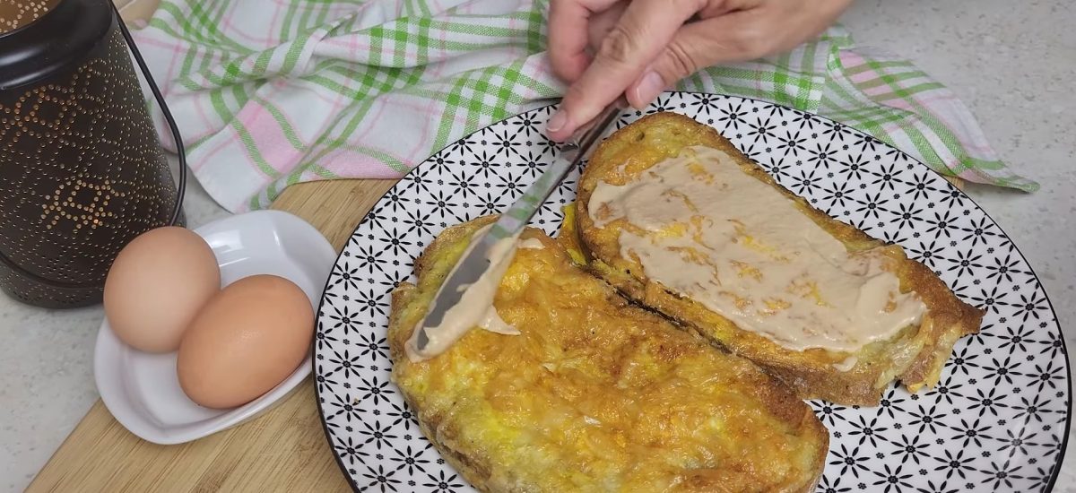 chlieb vo vajíčku bez oleja so zeleninou na tanieri