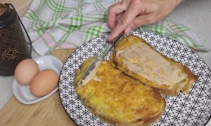 chlieb vo vajíčku bez oleja so zeleninou na tanieri