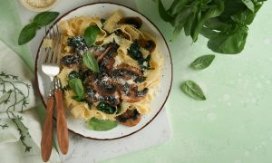 krémové cestoviny so špenátom na tanieri