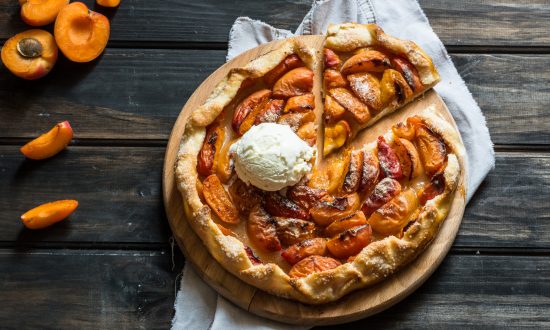 upečený marhuľový koláč s mandľami