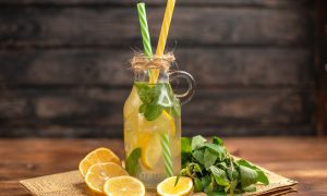 mätový sirup s citrónom zamiešaný s vodou vo fľaši