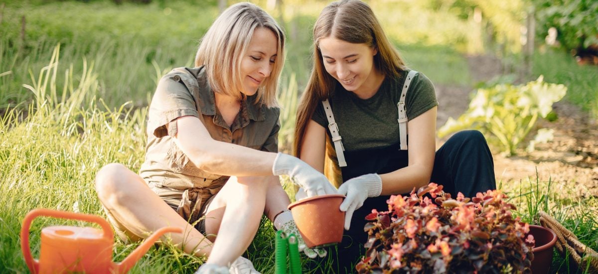 matka a dcéra robia septembrové záhradné práce