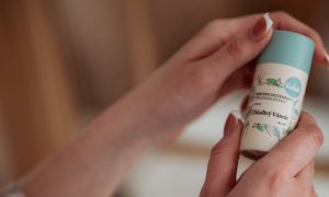Telesný zápach môžeme eliminovať rôznymi spôsobmi. Jedným z nich je použitie prírodných dezodorantov.