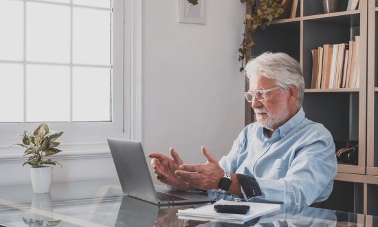 senior pracuje na počítači s umelou inteligenciou