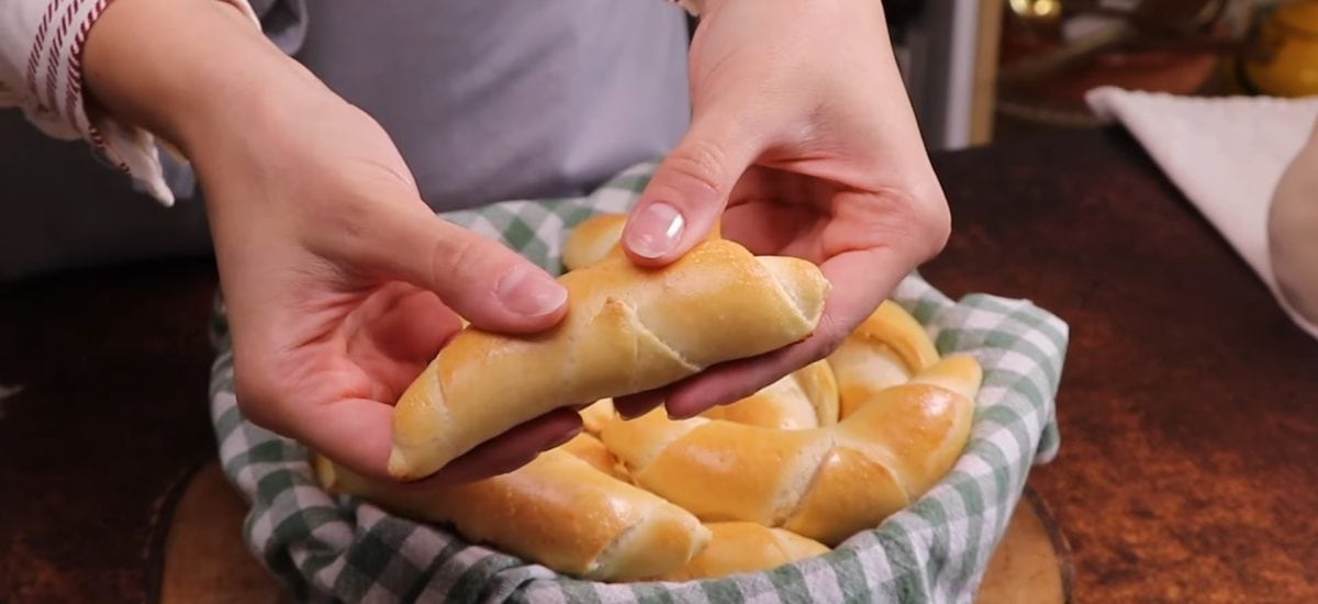 upečené voňavé domáce rožky v mise