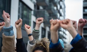 protestujúci ľudia a citáty o demokracii