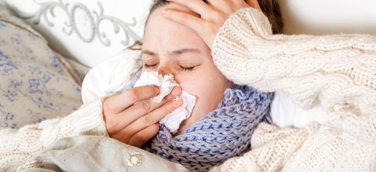 chorá žena leží v posteli a užíva antibiotiká