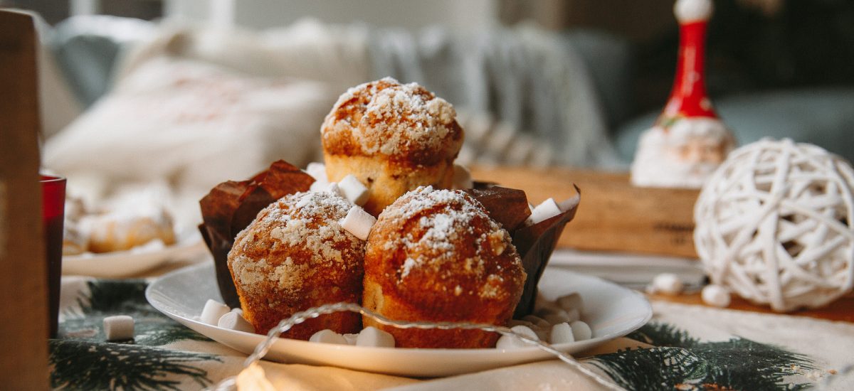 upečené a ozdobené vianočné štólové muffiny