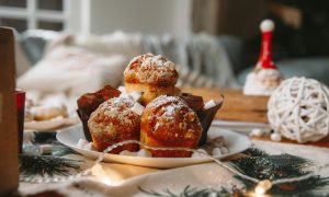 upečené a ozdobené vianočné štólové muffiny